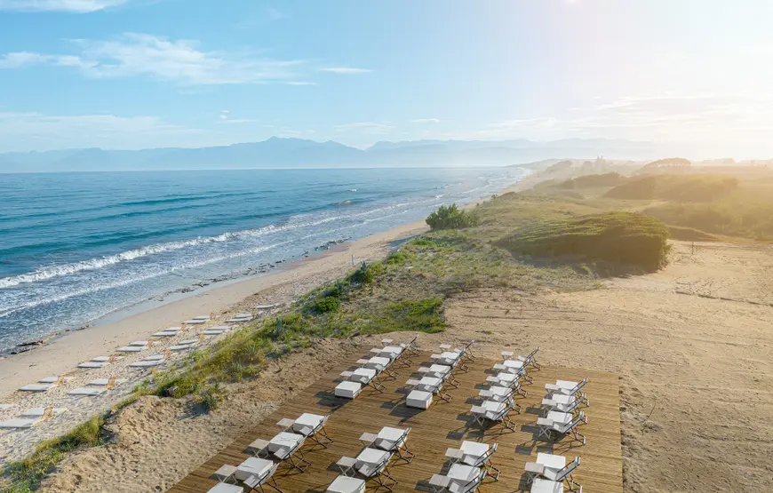 spiaggia-vista-dall-alto-con-lettini-bianchi-mare-turchese