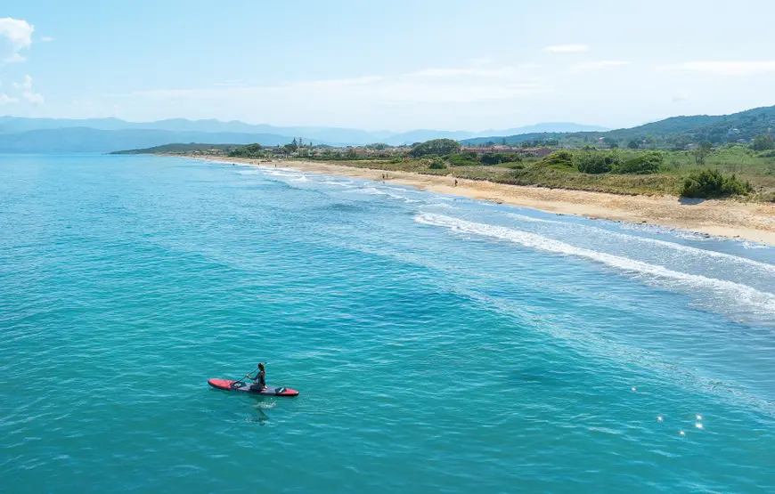 mare-azzurro-un-surfista-lo-sta-attraversando-verso-riva