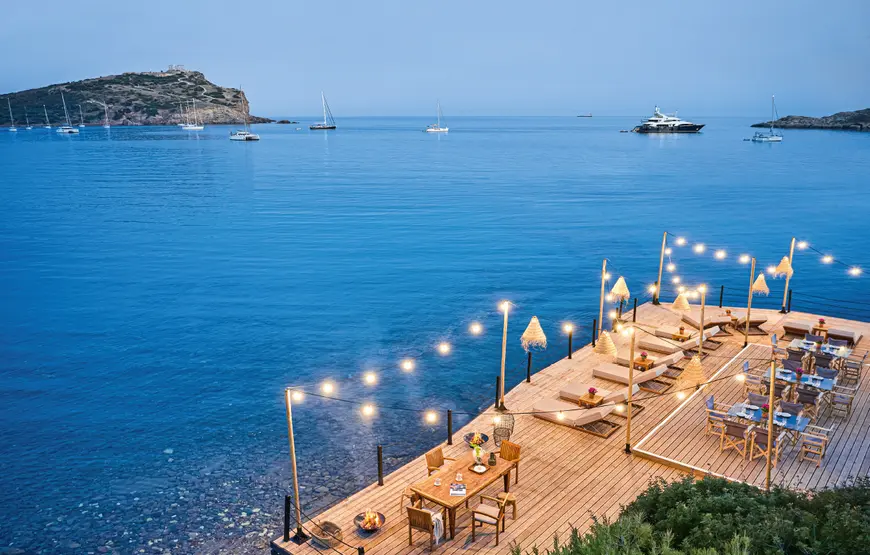 ristorante-su-una-terrazza-sul-mare-con-le-luci-accese-vista-capo-sounion