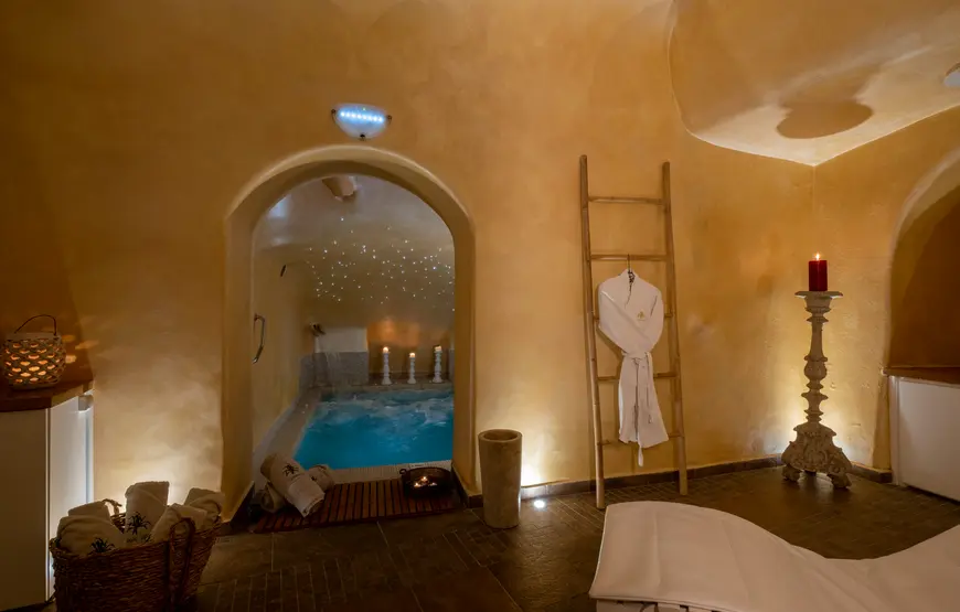 interno-di-una-spa-con-piscina-lettino-luci-soffuse