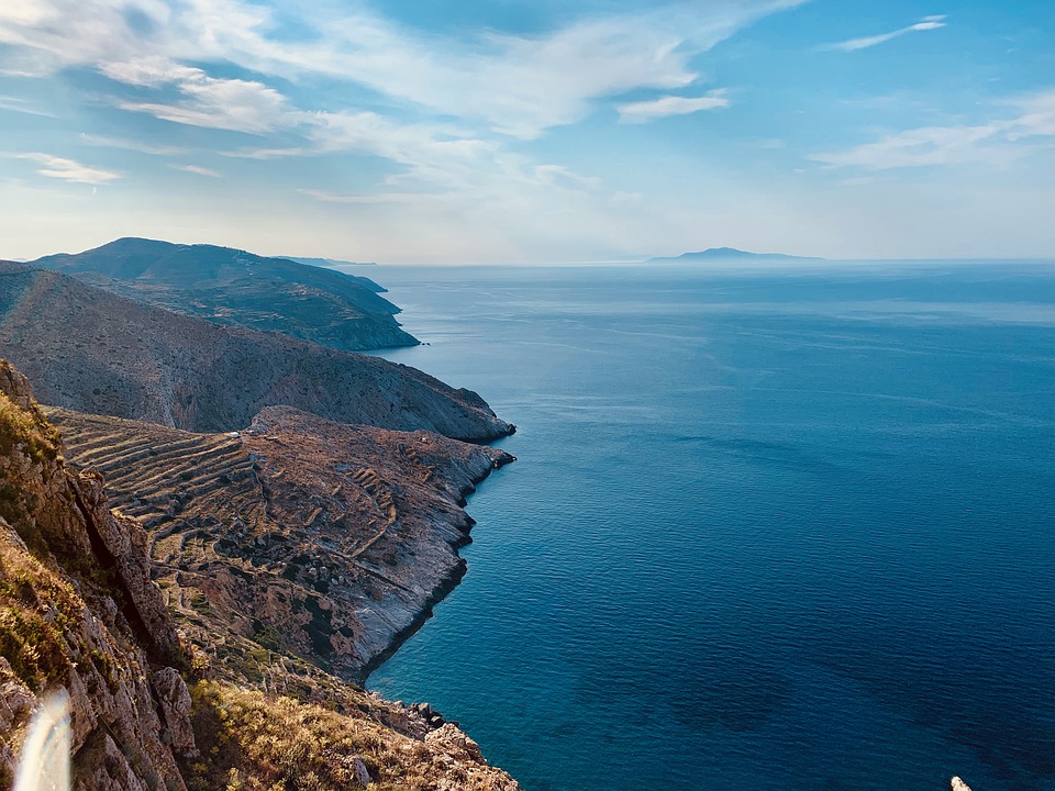 vacanza-a-folegandros-vista-dall-alto-verso-il-mare