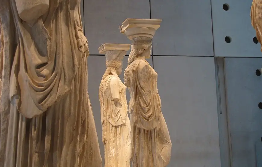 cariatidi-di-profilo-nel-nuovo-museo-dell-acropoli-di-atene
