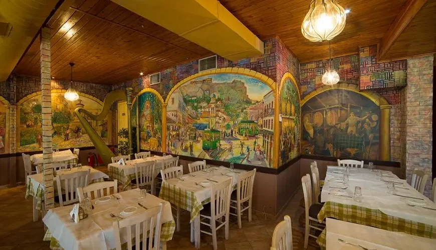 interno-del-ristorante-grotta-dell-acropoli-di-atene-con-pannelli-disegnati-arredo-bianco