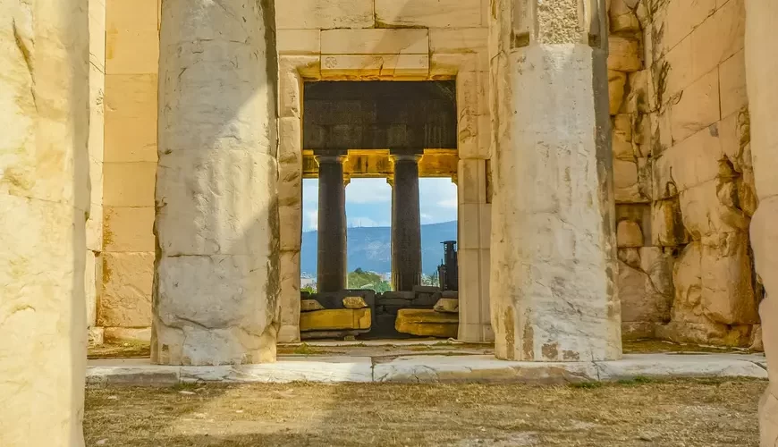 ingresso-greco-chiamato-propilei-si-vedono-due-colonne-grandi-e-dietro-altre-colonne-con-affaccio-verso-una-montagna