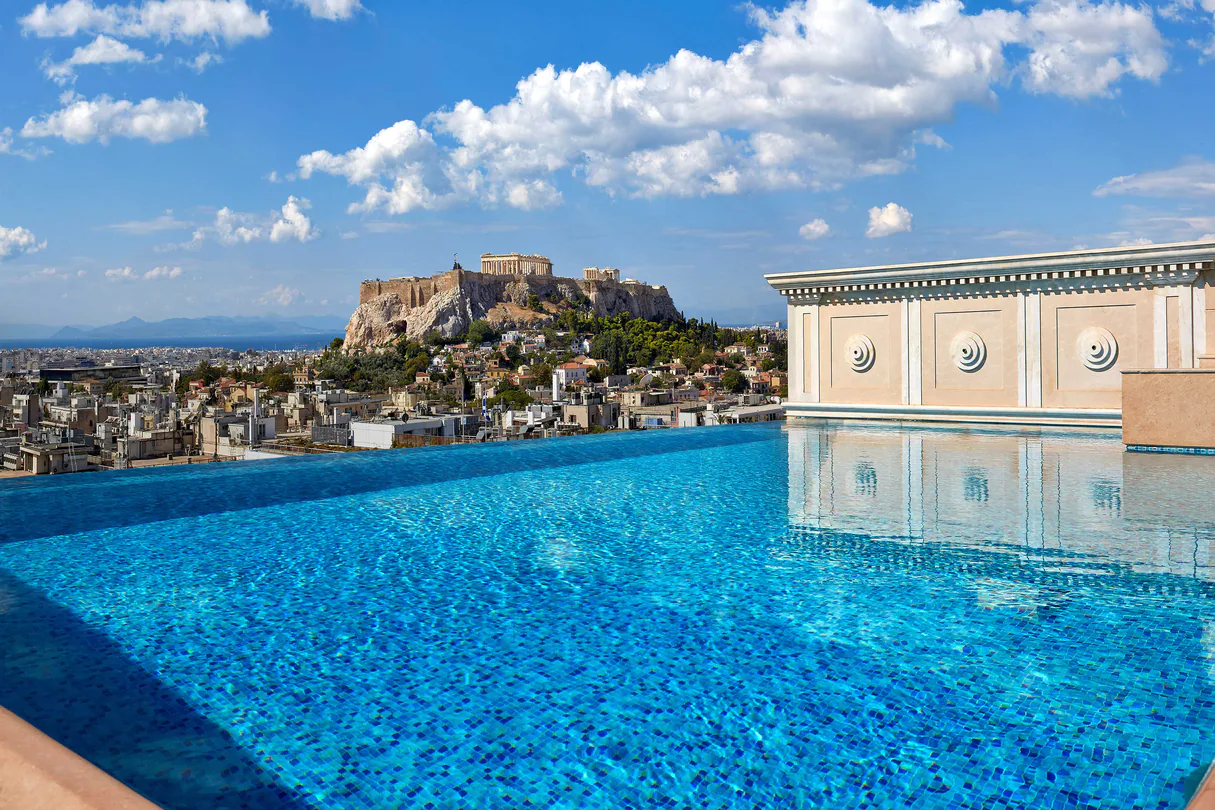 piscina-a-terrazza-con-acropoli-di-atene-sullo-sfondo