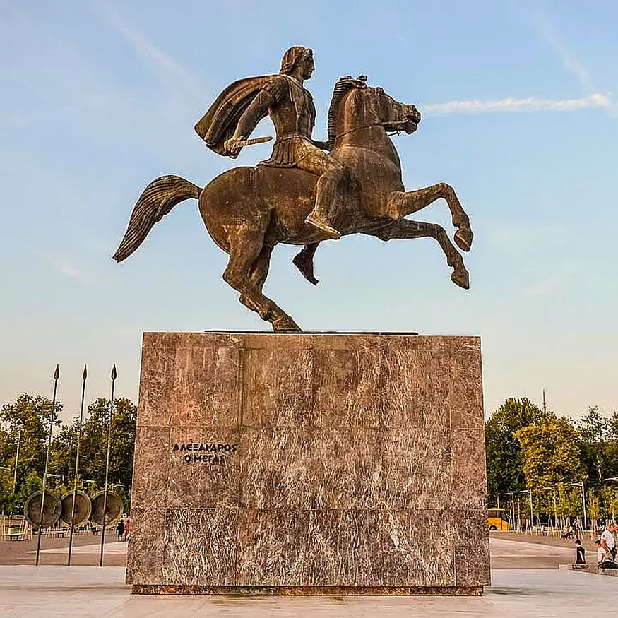 monumento-a-alessandro-magno-un-blocco-di-marmo-su-cui-si-erge-la-scultura-di-alessandro-a-cavallo-mentre-questo-viene-incitato-a-impennarsi