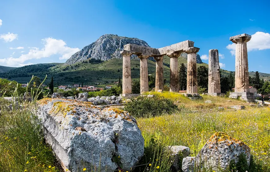 resti-di-un-tempio-nella-campagna-dell-antica-corinto-una-montagna-alle-spalle